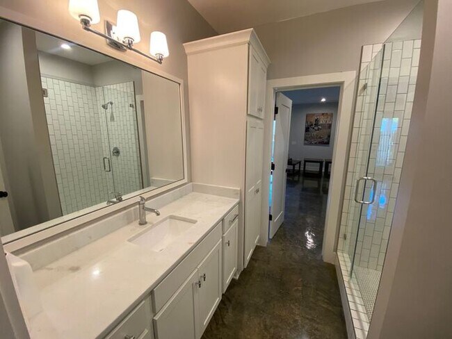 Building Photo - Prime East End Rental Home