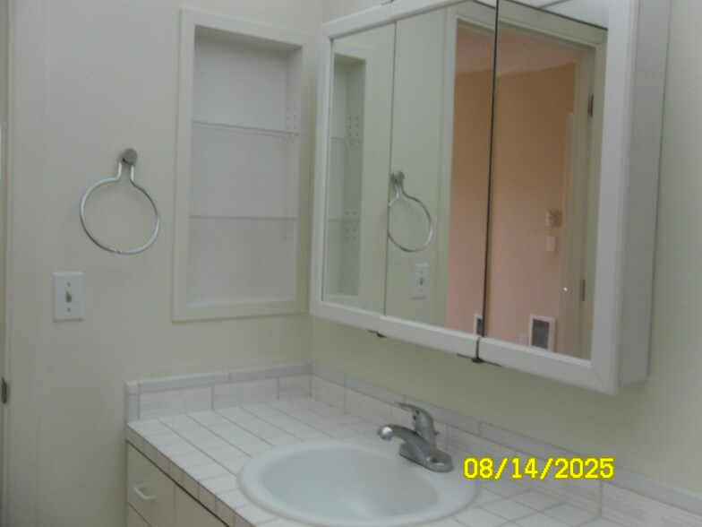 Building Photo - 5575 E Evergreen Blvd