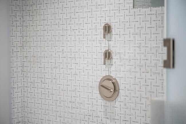 Building Photo - 6587 N Palmeraie Blvd