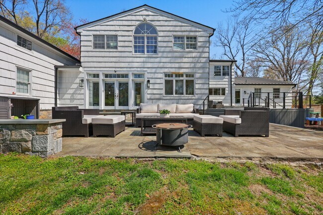 Building Photo - 10 Old Forge Rd