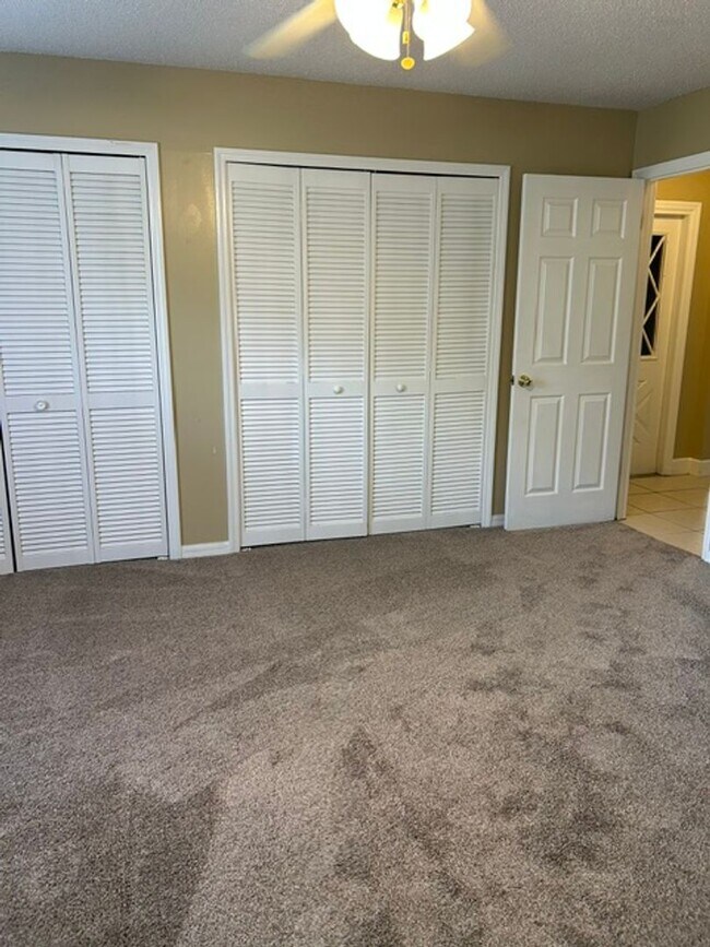 Building Photo - JUST LISTED -5 BEDROOM + BONUS ROOM - DELTONA NO PETS ALLOWED