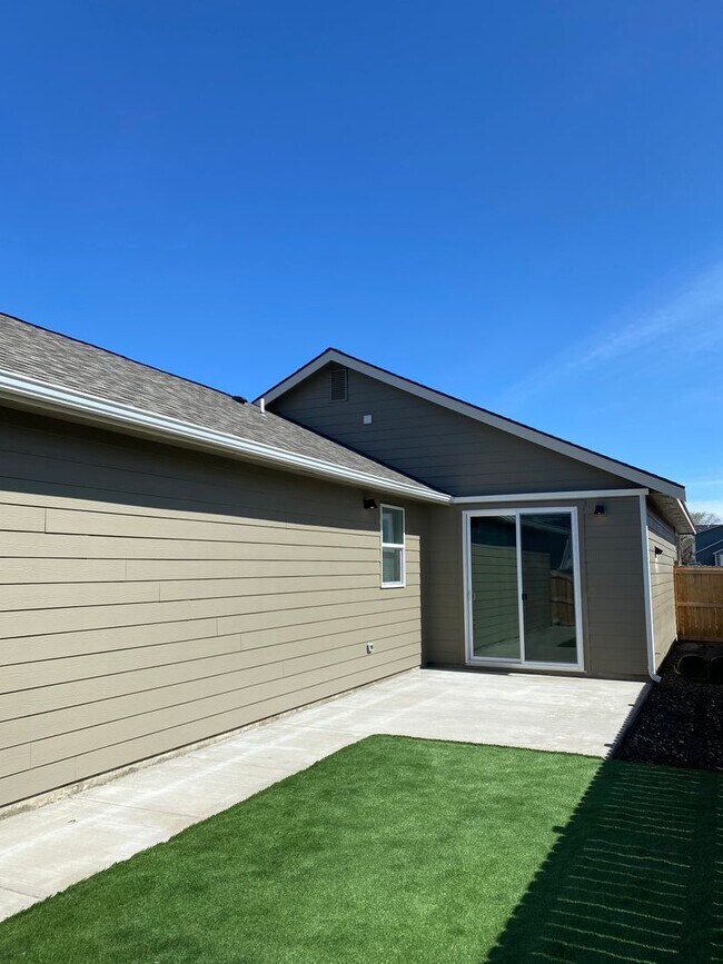 Building Photo - Newer Home for Lease! 3br 3ba