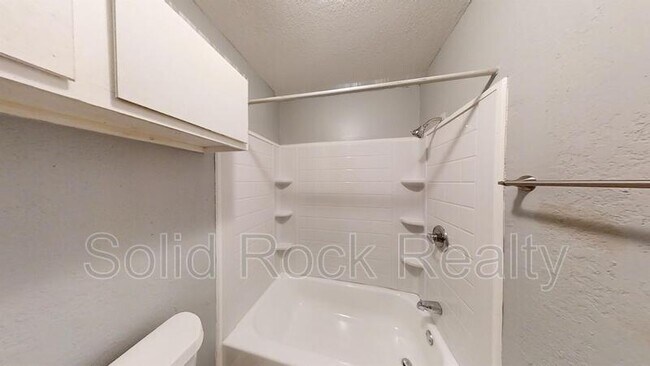 Building Photo - 714 E 3rd St