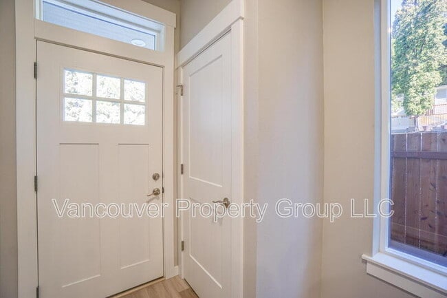 Building Photo - 2429 NE 54th St