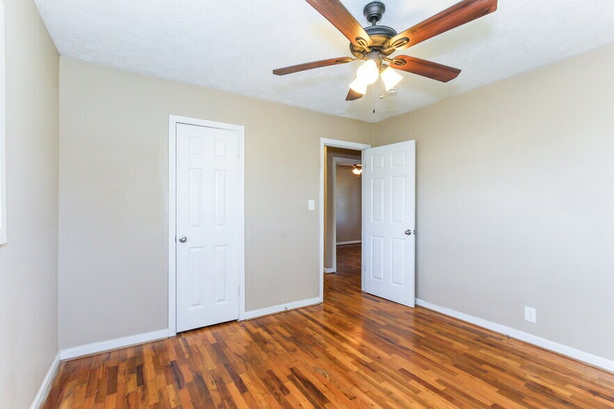 Building Photo - 913 5th Way