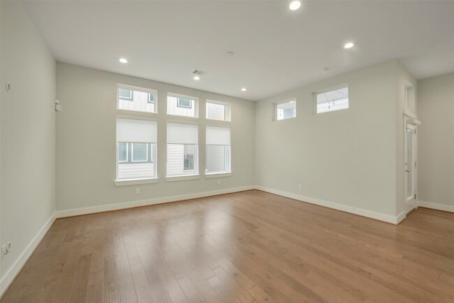 Building Photo - 760 W Donovan St