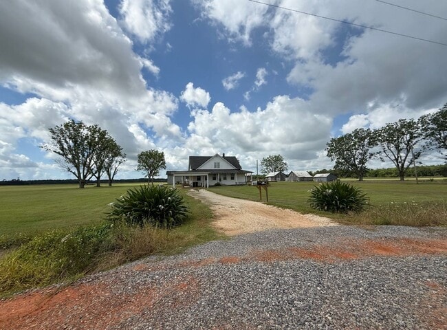 Building Photo - Charming Country Farmhouse in Elberta!