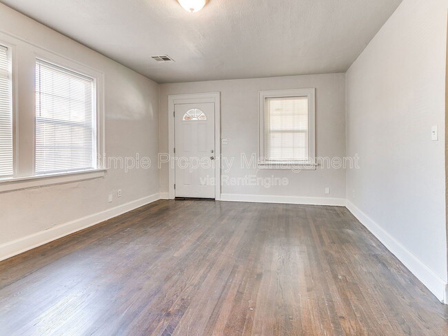 Building Photo - 946 East Dr