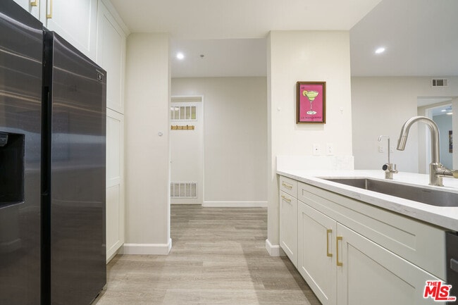 Building Photo - 625 S Berendo St