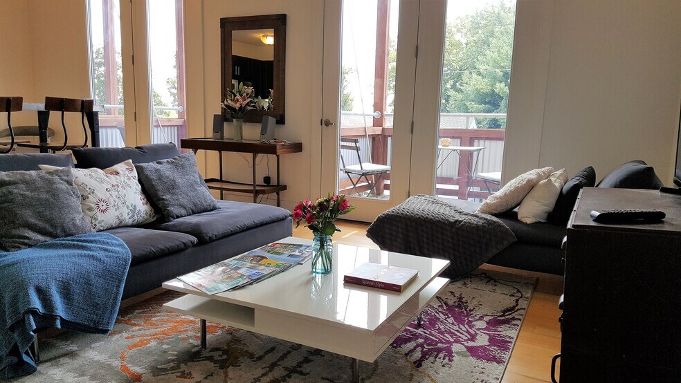 Building Photo - 915 Haywood Rd