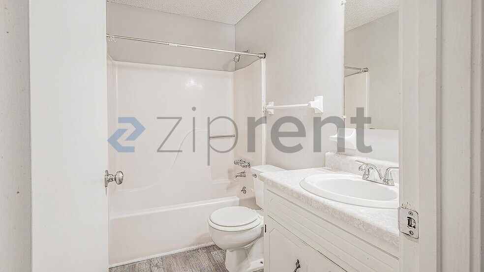 Building Photo - Unit APT E