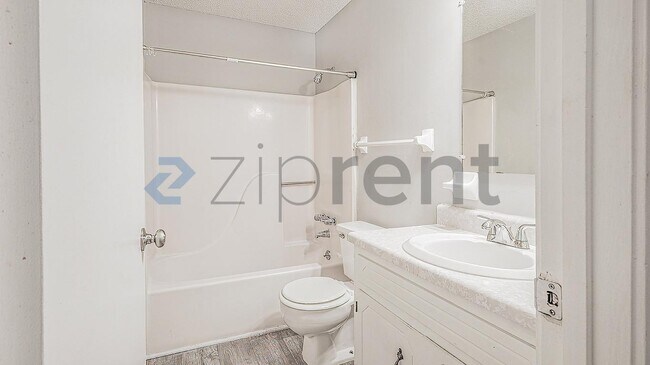 Building Photo - 815 Golf View Pl