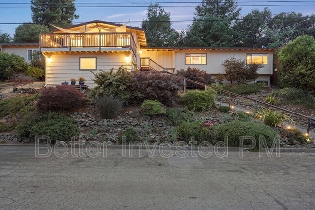 Building Photo - 2061 Woodside Dr