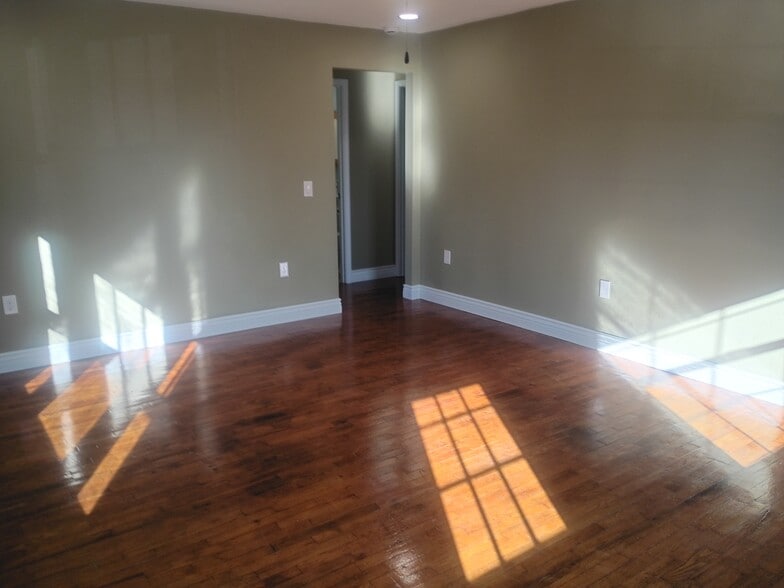 Building Photo - 914 Jackson St