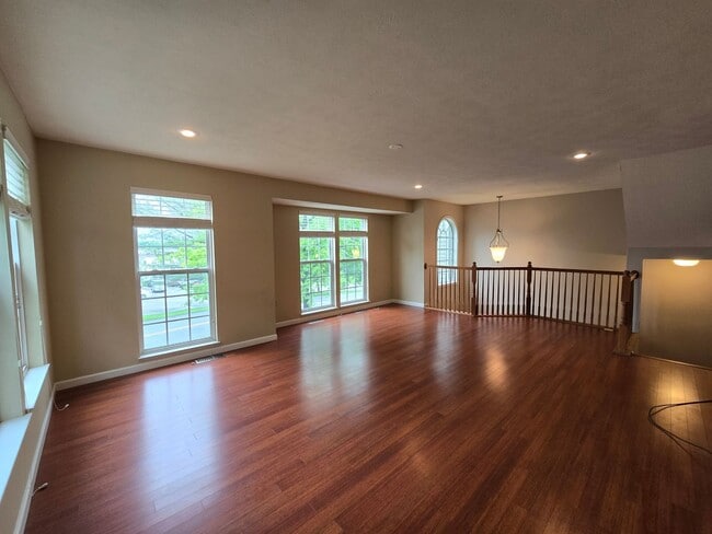 Building Photo - Beautiful End Unit Townhouse - Convenientl...