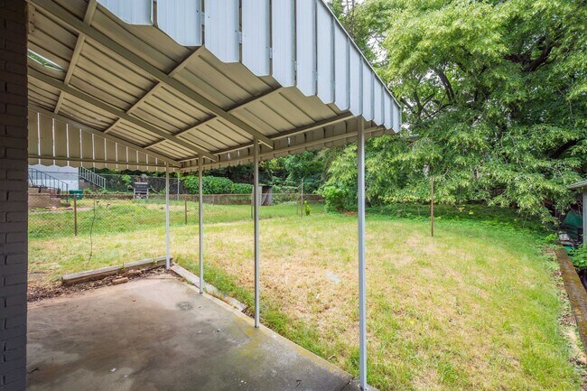Building Photo - Stunning 2 bedroom home in Penn Avenue available June 1!