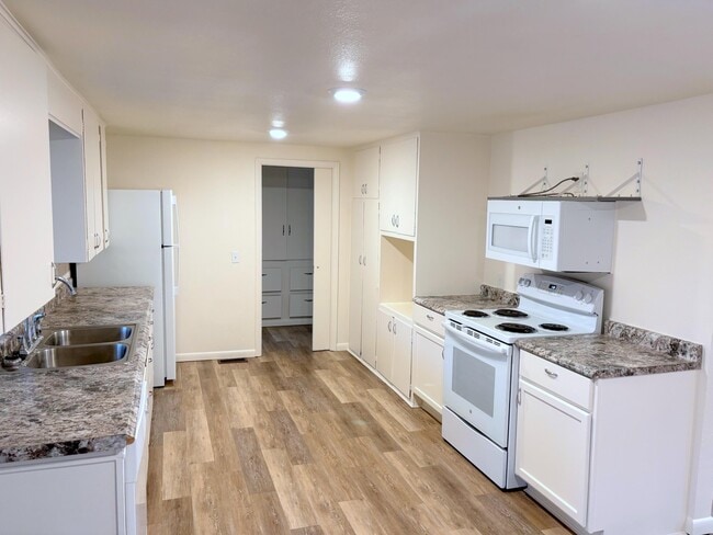 Building Photo - 239 Timberlane Dr