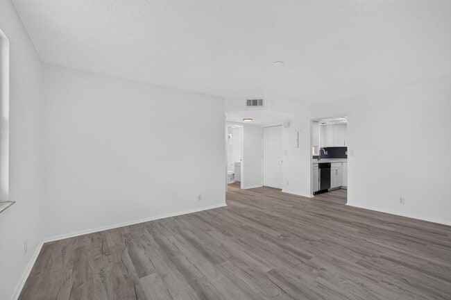 Building Photo - 1536 SE Royal Green Cir