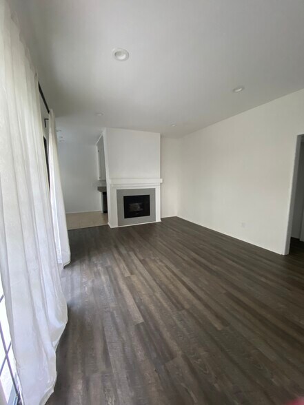 Building Photo - 930 S Venice Blvd