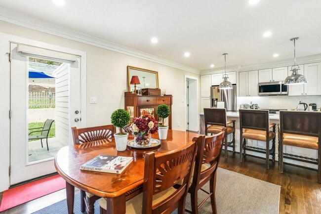 Building Photo - ELEGANT AND SPACIOUS 5 BEDROOM 3 FULL BATHROOM HOME IS AVAILABLE 3-1-2026  IN THE ROSEMARY HILLS ...