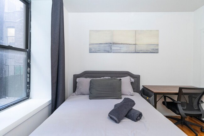 Building Photo - 215 B E 95th St