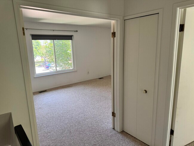 Building Photo - 3200 Bolgos Cir