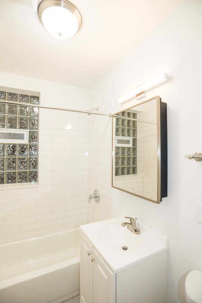 Building Photo - 2009 W Argyle St