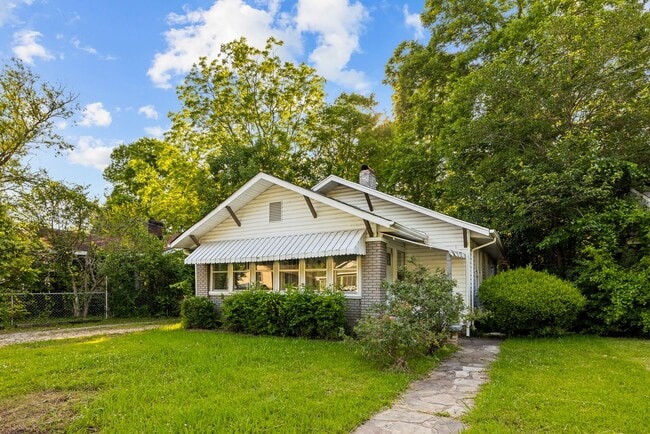 Building Photo - Beautiful 3 Bedroom 2 Bath