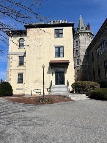 Building Photo - 201 Thorndike St