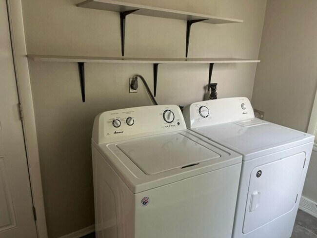 Building Photo - Super Cute 2 Bed 1 Bath House!