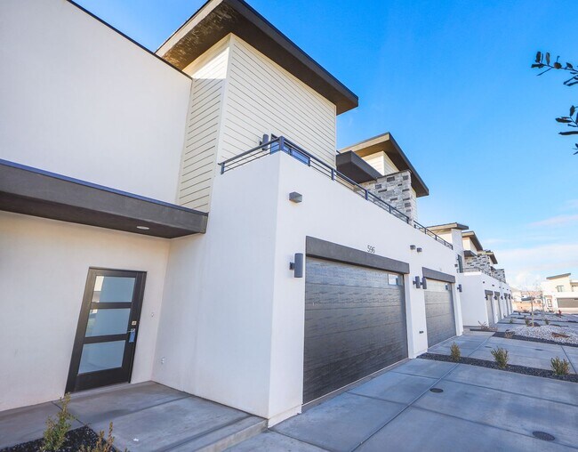 Building Photo - Crimson Park Town Home.