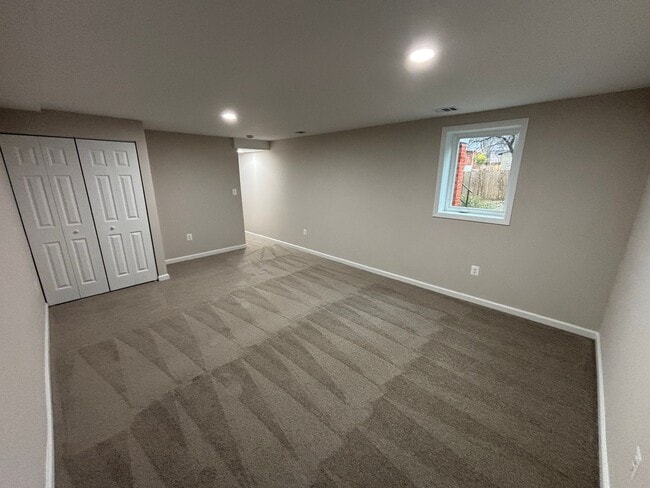 Building Photo - 4 Bedroom 3 Full Bathrooms Newly Renovated...