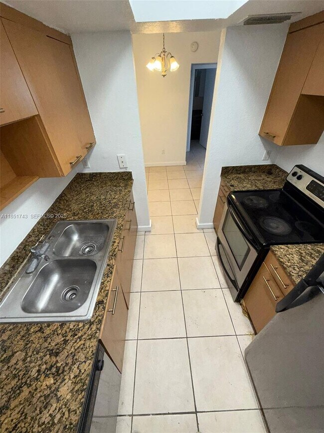 Building Photo - 13700 NE 6th Ave