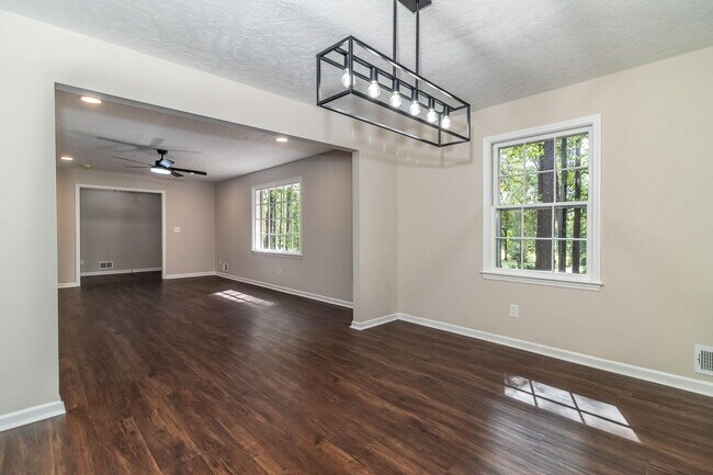 Building Photo - 4375 Lake Idylwilde Dr