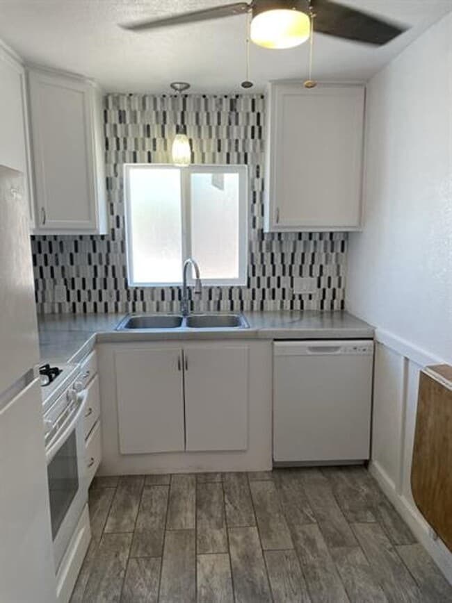Building Photo - Minutes to U of A Duplex