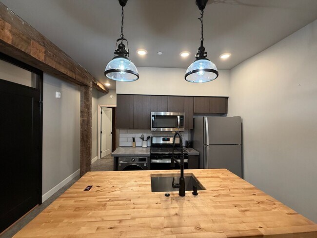 Building Photo - 305 N Alaska St
