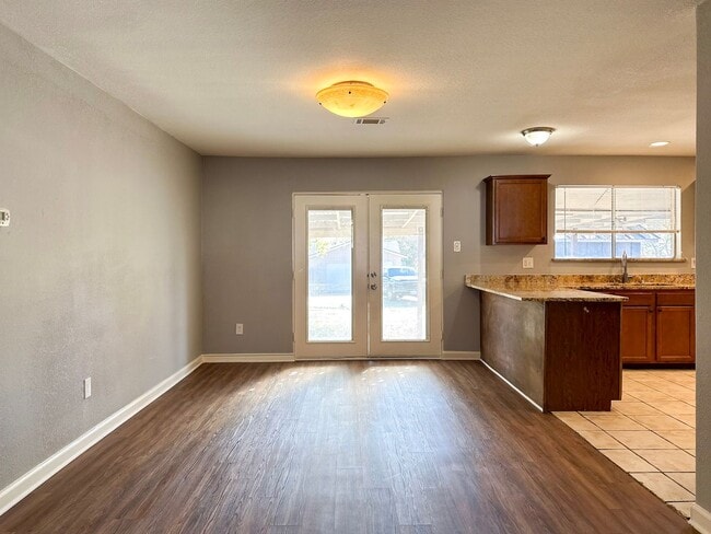 Building Photo - 3 Bedroom / 2 Bath