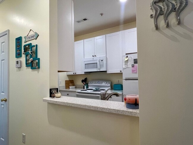 Building Photo - ADORABLE 2 BR, 2 BA CONDO - FURNISHED OR U...