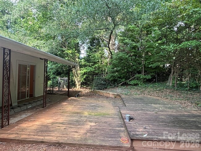 Building Photo - 724 Oakdale Dr