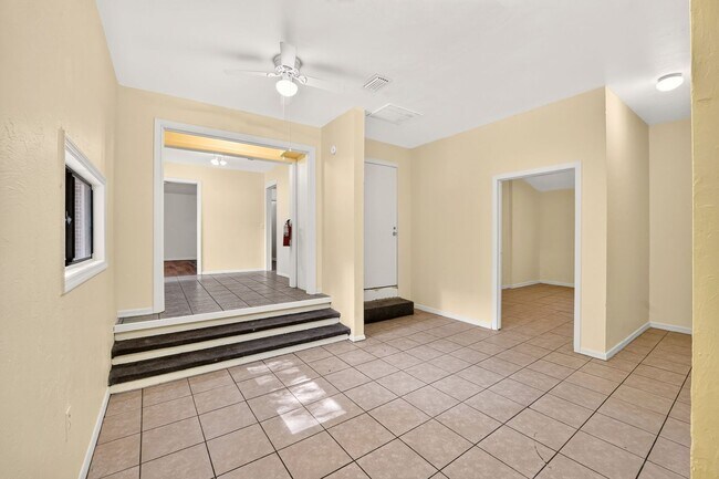 Building Photo - 1000 SW 9th St