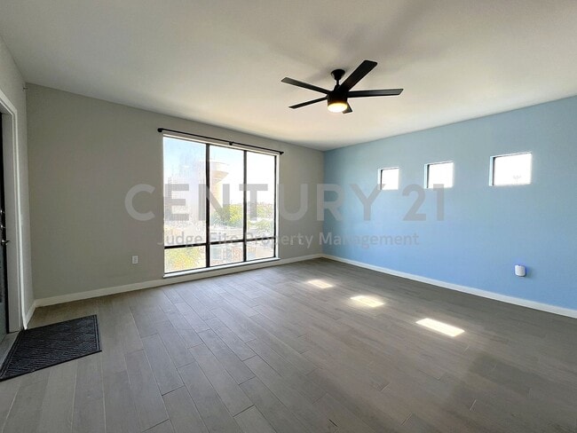 Building Photo - Well-Maintained 2/2 Condo Just a Short Walk From SMU!