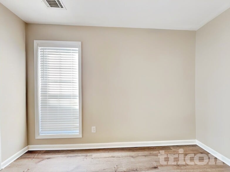 Building Photo - 2002 Dundee Way