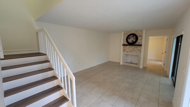 Building Photo - 606 6th Ln
