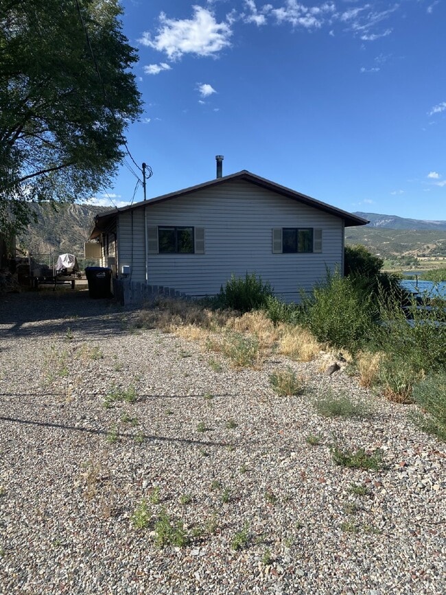 Building Photo - 2 Bedroom, Furnished in Rifle