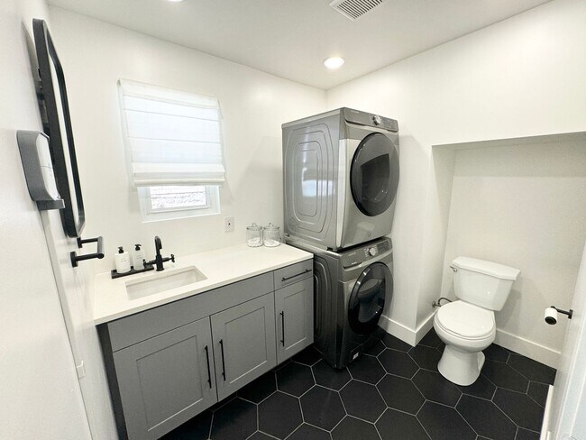 Building Photo - Gorgeous Avenues Remodel!