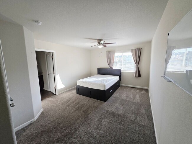 Building Photo - Charming 3 bedroom Townhome