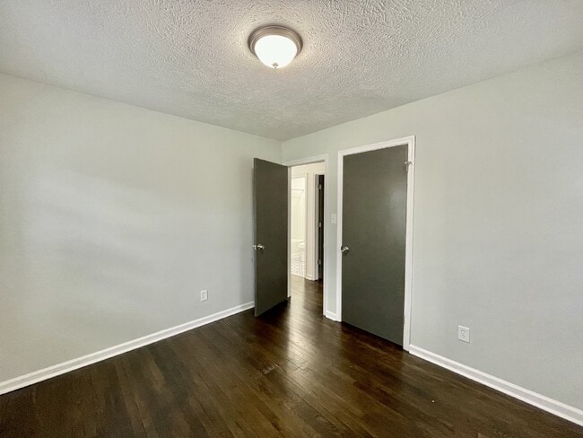 Building Photo - 3 Bed, 2 Bath Nest Near Cape Fear Valley