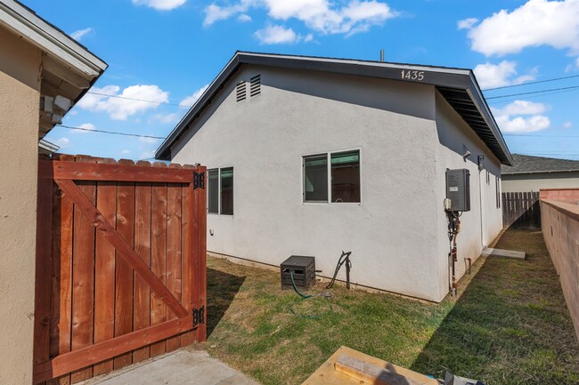 Building Photo - 1437 Arroyo Ave