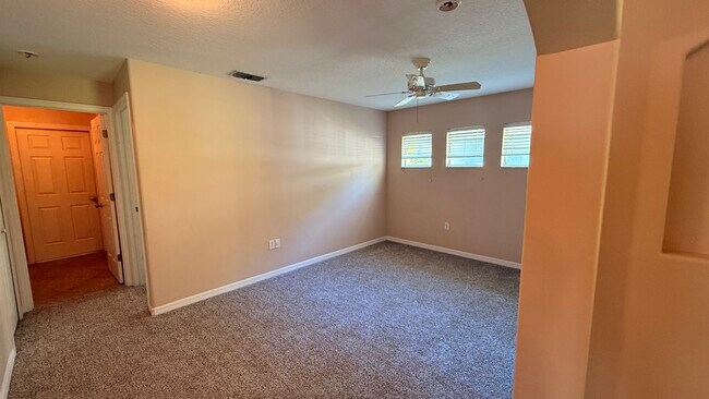 Building Photo - 10 Zebrawood Ct