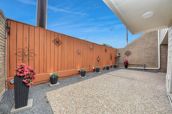 Building Photo - 6306 S Rice Ave